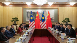 Malaysia Prefers China Over ‘Unpredictable’ U.S.