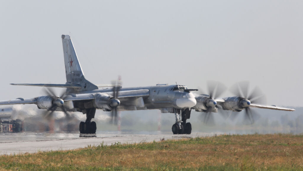 Russia and China Fly Joint Bomber Patrol Over Pacific | theTrumpet.com